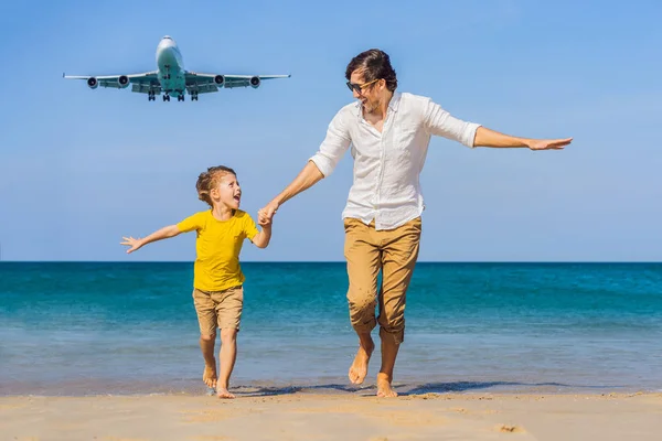 Dad and son have fun on the beach watching the landing planes. Traveling on an airplane with kids concept. Text space. Island Phuket in Thailand. Impressive paradise. Hot beach Mai Khao. Amazing — Stock Photo, Image