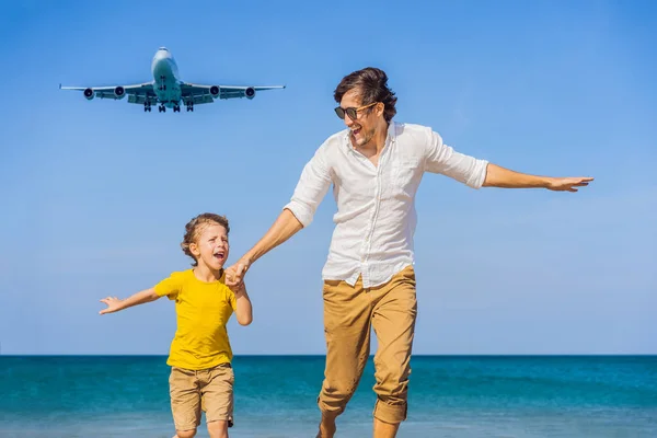 Μπαμπάς και γιος διασκεδάστε στην παραλία βλέποντας τα προσγειωμένος αεροπλάνα. Ταξιδεύετε σε ένα αεροπλάνο με παιδιά έννοια. Κείμενο του χώρου. Νησί Πουκέτ στην Ταϊλάνδη. Εντυπωσιακό παράδεισος. Καυτή παραλία Mai Khao. Καταπληκτικό — Φωτογραφία Αρχείου