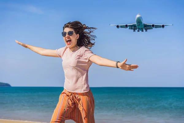 Mulher se divertir na praia assistindo os aviões de pouso. Viajando em um conceito de avião. Espaço de texto. Ilha Phuket na Tailândia. Paraíso impressionante. Praia quente Mai Khao. Paisagem incrível — Fotografia de Stock