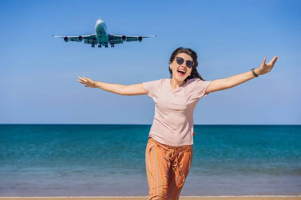 Le donne si divertono sulla spiaggia a guardare gli aerei di atterraggio. Viaggiare su un concetto di aereo. Spazio di testo. Island Phuket in Thailandia. Un paradiso impressionante. Spiaggia calda Mai Khao. Paesaggio incredibile — Foto Stock