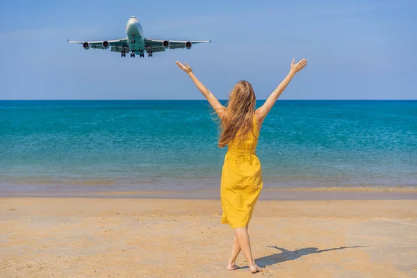 Γυναίκα διασκεδάστε στην παραλία βλέποντας τα προσγειωμένος αεροπλάνα. Ταξιδεύετε σε μια έννοια αεροπλάνο. Κείμενο του χώρου. Νησί Πουκέτ στην Ταϊλάνδη. Εντυπωσιακό παράδεισος. Καυτή παραλία Mai Khao. Καταπληκτικό τοπίο — Φωτογραφία Αρχείου