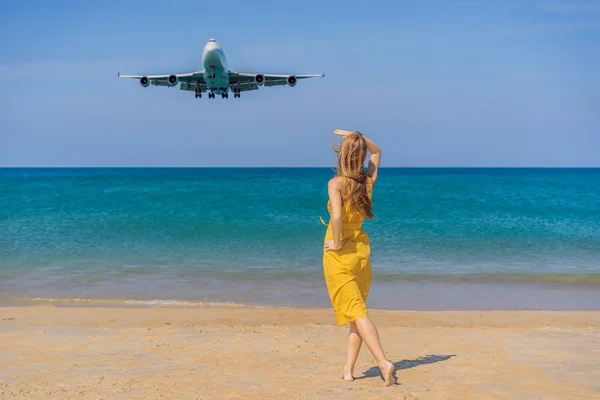Γυναίκα διασκεδάστε στην παραλία βλέποντας τα προσγειωμένος αεροπλάνα. Ταξιδεύετε σε μια έννοια αεροπλάνο. Κείμενο του χώρου. Νησί Πουκέτ στην Ταϊλάνδη. Εντυπωσιακό παράδεισος. Καυτή παραλία Mai Khao. Καταπληκτικό τοπίο — Φωτογραφία Αρχείου