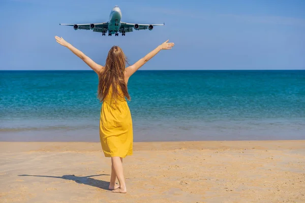 Mujer divertirse en la playa viendo los aviones de aterrizaje. Viajando en un concepto de avión. Espacio de texto. Island Phuket en Tailandia. Impresionante paraíso. Playa caliente Mai Khao. Paisaje increíble VERTICAL — Foto de Stock