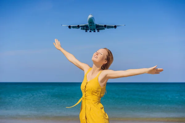 Mujer divertirse en la playa viendo los aviones de aterrizaje. Viajando en un concepto de avión. Espacio de texto. Island Phuket en Tailandia. Impresionante paraíso. Playa caliente Mai Khao. Paisaje increíble VERTICAL — Foto de Stock