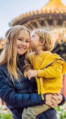 Çin 'de tatil zevk. Yasak şehirde anne ve oğul. Çocuk konsepti ile Çin 'e seyahat. Visa ücretsiz transit 72 saat, 144 saat, Çin dikey Format Instagram Mobil hikaye veya hikayeler boyutu