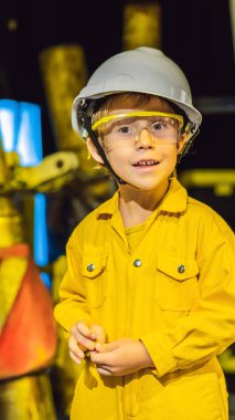 Çocuk operatör kayıt işlemi petrol ve teçhizat bitki, offshore petrol ve gaz endüstrisi, offshore petrol ve sondaj platformu denizde petrol ve gaz sürecin operatör izlemek üretim süreci, rutin günlük kaydı