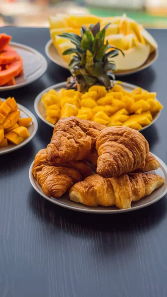 Stół śniadaniowy z kawą i chlebem croisant na balkonie na tle wielkiego miasta Vertical format dla Instagram Mobile Story lub historie rozmiar. Tapety mobilne — Zdjęcie stockowe