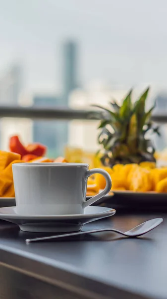 早餐桌与咖啡水果和面包鳄鱼在阳台上的背景下, 大城市垂直格式 Instaguram 移动故事或故事大小。手机壁纸 — 图库照片