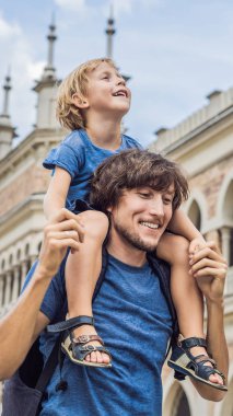 Baba ve oğlu Sultan Abdul Samad bina Kuala Lumpur, Malezya için arka plan üzerinde. Çocuk kavramı dikey biçim Instagram mobil hikaye veya hikayeler boyutuna ile seyahat. Mobil duvar kağıdı