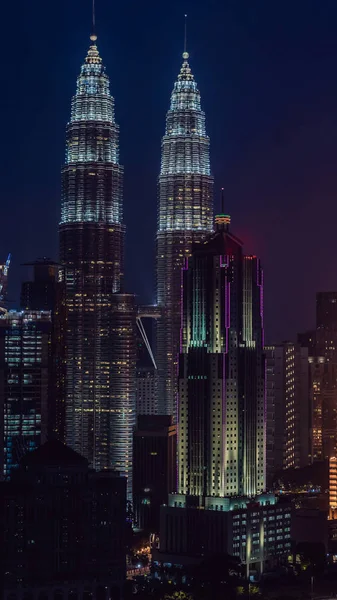 De skyline van Kuala lumpur bij nacht, Maleisië, Kuala lumpur is kapitaal stad van Maleisië verticale indeling voor mobiele verhaal Instagram of verhalen grootte. Mobiele achtergronden — Stockfoto
