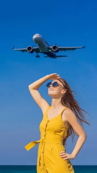 Mujer divertirse en la playa viendo los aviones de aterrizaje. Viajando en un concepto de avión. Espacio de texto. Island Phuket en Tailandia. Impresionante paraíso. Playa caliente Mai Khao. Paisaje increíble VERTICAL —  Fotos de Stock