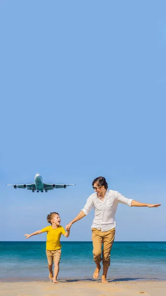 Papà e figlio si divertono sulla spiaggia a guardare gli aerei di atterraggio. Viaggiare su un aereo con il concetto di bambini. Spazio di testo. Island Phuket in Thailandia. Un paradiso impressionante. Spiaggia calda Mai Khao. Incredibile. — Foto Stock