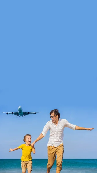 Папа и сын веселятся на пляже, наблюдая за посадочными самолетами. Путешествие на самолете с детским концептом. Текстовое пространство. Остров Пхукет в Таиланде. Впечатляющий рай. Горячий пляж Май Као. Amazing — стоковое фото