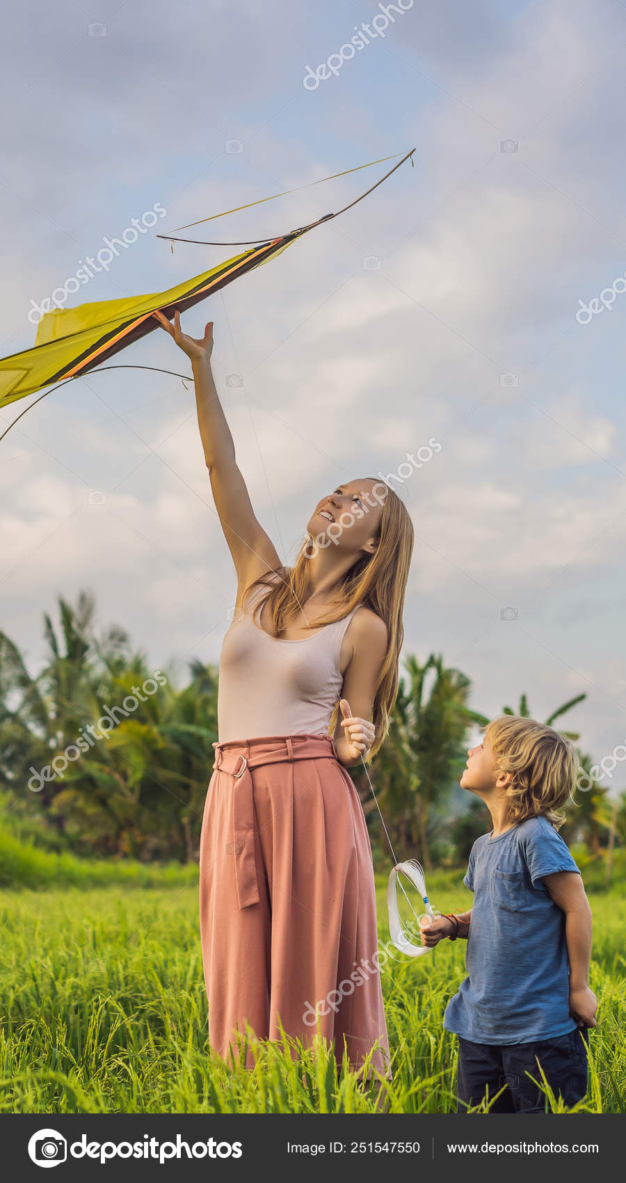 妈妈和儿子推出了风筝在稻田在乌布 巴厘岛 印度尼西亚垂直格式instagram 移动故事或故事大小 手机壁纸 图库照片 C Galitskaya