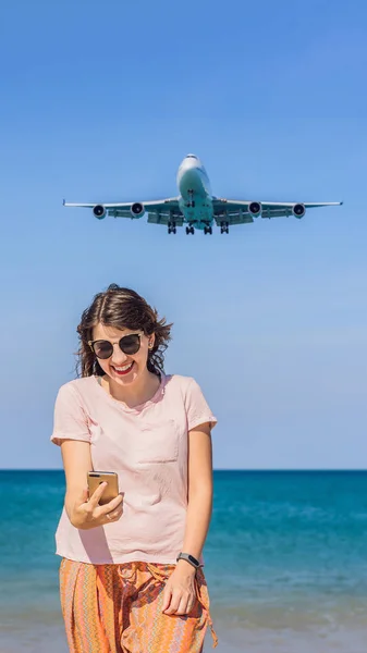 Una donna fa un selfie sulla spiaggia guardando gli aerei di atterraggio. Viaggiare su un concetto di aereo. Spazio di testo. Island Phuket in Thailandia. Un paradiso impressionante. Spiaggia calda Mai Khao. Paesaggio incredibile — Foto Stock