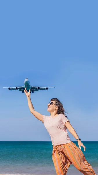 Mulher se divertir na praia assistindo os aviões de pouso. Viajando em um conceito de avião. Espaço de texto. Ilha Phuket na Tailândia. Paraíso impressionante. Praia quente Mai Khao. Paisagem incrível VERTICAL — Fotografia de Stock