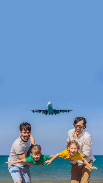 Dois pais e dois filhos se divertem na praia assistindo os aviões de pouso. Viajar em um avião com conceito de crianças. Espaço de texto. Ilha Phuket na Tailândia. Paraíso impressionante. Praia quente Mai Khao — Fotografia de Stock