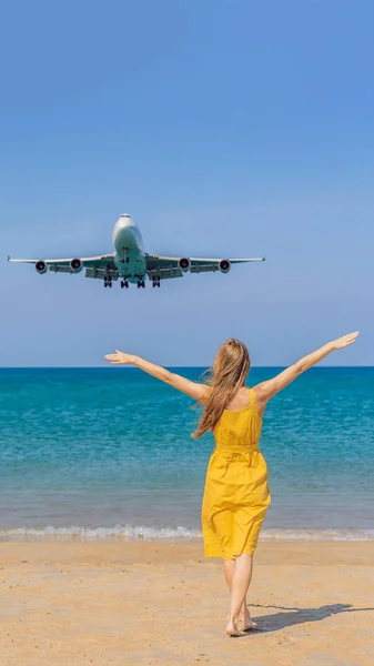 Γυναίκα διασκεδάστε στην παραλία βλέποντας τα προσγειωμένος αεροπλάνα. Ταξιδεύετε σε μια έννοια αεροπλάνο. Κείμενο του χώρου. Νησί Πουκέτ στην Ταϊλάνδη. Εντυπωσιακό παράδεισος. Καυτή παραλία Mai Khao. Καταπληκτικό τοπίο κάθετη — Φωτογραφία Αρχείου