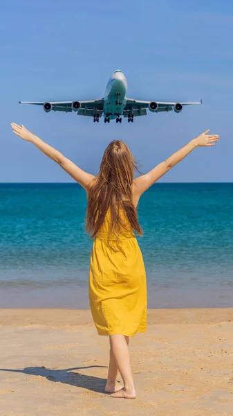 Mujer divertirse en la playa viendo los aviones de aterrizaje. Viajando en un concepto de avión. Espacio de texto. Island Phuket en Tailandia. Impresionante paraíso. Playa caliente Mai Khao. Paisaje increíble VERTICAL — Foto de Stock