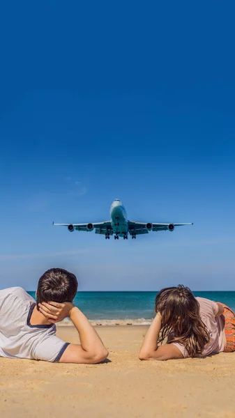 Homem e mulher turistas se divertir na praia assistindo os aviões de desembarque. Viajando em um conceito de avião. Espaço de texto. Ilha Phuket na Tailândia. Paraíso impressionante. Praia quente Mai Khao. Incrível. — Fotografia de Stock