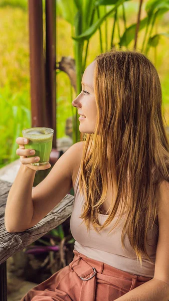 Jovem segurando xícara de matcha Latte, Chá Verde, na velha mesa de fundo de madeira FORMATO VERTICAL para Instagram história móvel ou tamanho de histórias. Papel de parede móvel — Fotografia de Stock