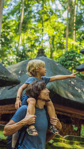 Táta a syn cestovatelé objevování lesa Ubud v Monkey forest, Bali Indonésie. Cestování s dětmi konceptem vertikální formát na Instagramu mobilní příběh nebo příběhy. Mobilní tapety — Stock fotografie
