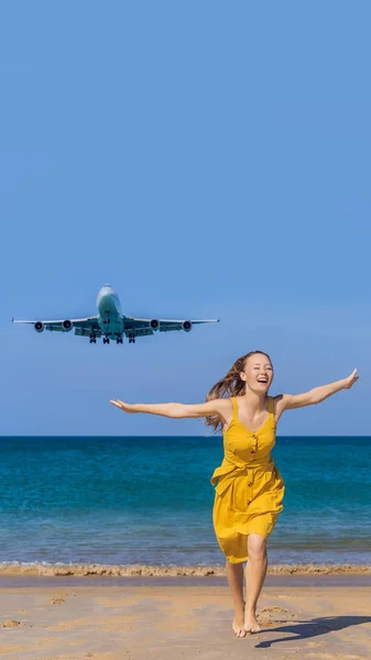 Vrouw veel plezier op het strand kijken naar de landende vliegtuigen. Reizen op een vliegtuig-concept. Tekst de ruimte. Eiland Phuket in Thailand. Indrukwekkend paradijs. Heet strand Mai Khao. Verbazingwekkende landschap verticaal Stockafbeelding