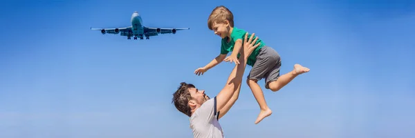 O pai e o filho divertem-se na praia a ver os aviões de aterragem. Viajar em um avião com conceito de crianças. Espaço de texto. Ilha Phuket na Tailândia. Paraíso impressionante. Praia quente Mai Khao. Incrível. — Fotografia de Stock