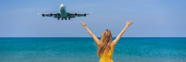 Mujer divertirse en la playa viendo los aviones de aterrizaje. Viajando en un concepto de avión. Espacio de texto. Island Phuket en Tailandia. Impresionante paraíso. Playa caliente Mai Khao. Increíble paisaje BANNER — Foto de Stock