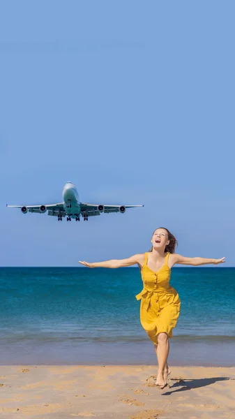 Женщина весело провести время на пляже, наблюдая посадки самолетов. Путешествие на самолете концепции. Текстовое пространство. Остров Пхукет в Таиланде. Впечатляющий рай. Горячий пляж Май Као. Удивительный пейзаж — стоковое фото