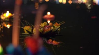 Su üzerinde yüzen bir sürü yüzdürürler 'in yavaşlık çekimi. Geleneksel bir Tayland tatili kutluyor-Loy Krathong
