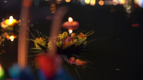 Grabación en cámara lenta de muchos krathongs flotando en el agua. Celebrando una fiesta tradicional tailandesa - Loy Krathong — Vídeos de Stock