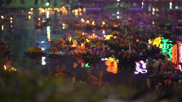 Zeitlupenaufnahme von vielen Krathongs, die auf dem Wasser treiben. feiern einen traditionellen thailändischen Feiertag - loy krathong — Stockvideo