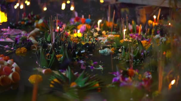 水に浮かぶたくさんの暮れるのスローモーションショット。タイの伝統的な休日を祝う-ロイクラトン — ストック動画