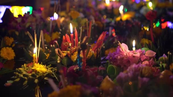 Slowmotion shot of lots of krathongs floating on the water. Celebrating a traditional Thai holiday - Loy Krathong — Stock Video