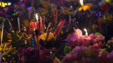 Suda yüzen bir sürü yüzdürürler var. Geleneksel bir Tayland tatili kutluyor-Loy Krathong