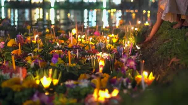 슬로우 모션 샷 부동 크로 스트링 가득 물에 불타는 촛불로 끄라통를 두고 있는 사람. 전통 태국 휴가를 축 하 하는-로이 크 라 통 — 비디오