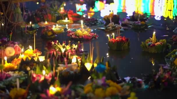 Slow Motion shot van veel krathongs drijvend op het water. Het vieren van een traditionele Thaise vakantie-Loy Krathong — Stockvideo