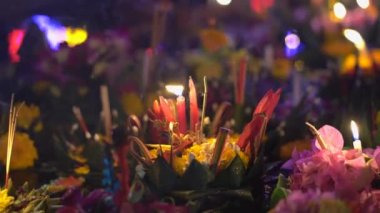 Suda yüzen bir sürü yüzdürürler var. Geleneksel bir Tayland tatili kutluyor-Loy Krathong