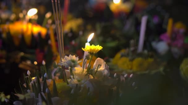 Massor av krathongs flyter på vattnet. Fira en traditionell thailändsk semester-Loy Krathong — Stockvideo