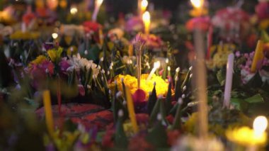 Suda yüzen bir sürü yüzdürürler var. Geleneksel bir Tayland tatili kutluyor-Loy Krathong