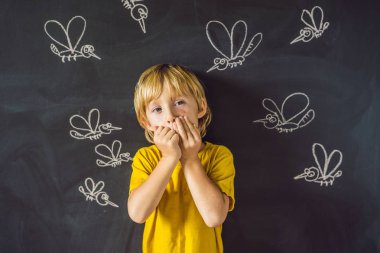 Çocuk karanlık bir arka plan üzerinde sivrisinekler tarafından ısırıldı. Tahtaya tebeşir sivrisinekler boyalı ile