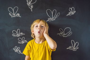 Çocuk karanlık bir arka plan üzerinde sivrisinekler tarafından ısırıldı. Tahtaya tebeşir sivrisinekler boyalı ile