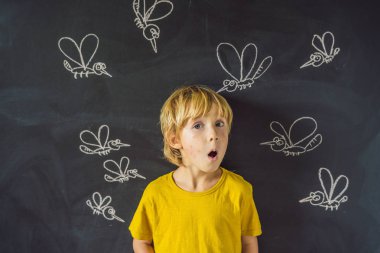 Çocuk karanlık bir arka plan üzerinde sivrisinekler tarafından ısırıldı. Tahtaya tebeşir sivrisinekler boyalı ile