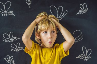 Çocuk karanlık bir arka plan üzerinde sivrisinekler tarafından ısırıldı. Tahtaya tebeşir sivrisinekler boyalı ile