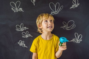 Çocuk bir fumigator karanlık bir arka plan üzerinde tutarak sivrisinekler tarafından ısırıldı. Tahtaya tebeşir sivrisinekler boyalı ile