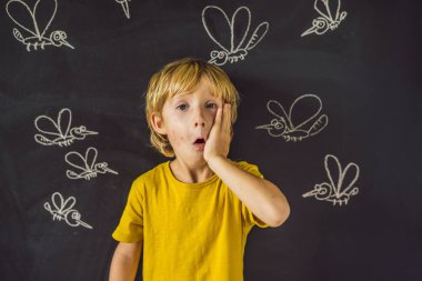 Çocuk karanlık bir arka plan üzerinde sivrisinekler tarafından ısırıldı. Tahtaya tebeşir sivrisinekler boyalı ile