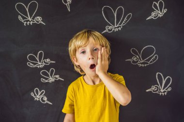 Çocuk karanlık bir arka plan üzerinde sivrisinekler tarafından ısırıldı. Tahtaya tebeşir sivrisinekler boyalı ile