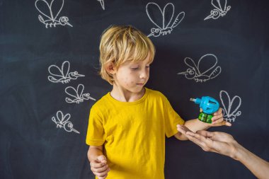 Çocuk bir fumigator karanlık bir arka plan üzerinde tutarak sivrisinekler tarafından ısırıldı. Tahtaya tebeşir sivrisinekler boyalı ile