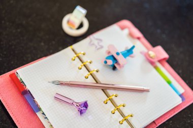 Not defteri ve Kırtasiye siyah bir arka plan. İş ve çalışma için planlayıcısı. İleti örneği hayranları